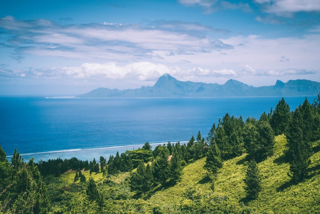 polynesie ocean et montagnes